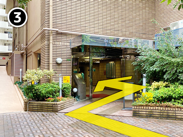 2. 朝日プラザ梅田の北側にある入館用の入口と進行方向の矢印