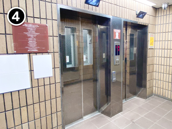 3. 朝日プラザ梅田のエントランスにあるエレベーター