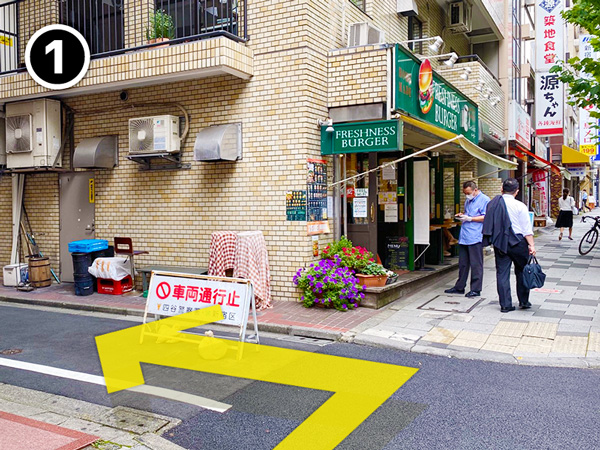 新宿御苑前駅から向かう路地の角。旧サイト掲載時のフレッシュネスバーガー横に左折の矢印
