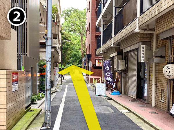 第22宮庭マンションへ向かう路地と直進を示す黄色い矢印